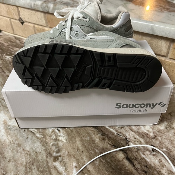 Saucony tennis shoes M7/W8.5. Worn once around the house - Picture 4 of 4